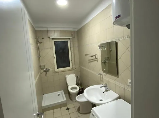 View 3 With To Double Rooms! アパート