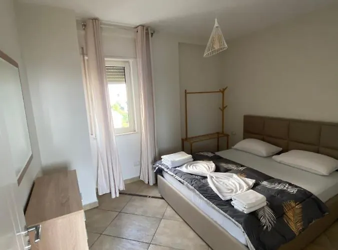 View 3 With To Double Rooms! טיראנה